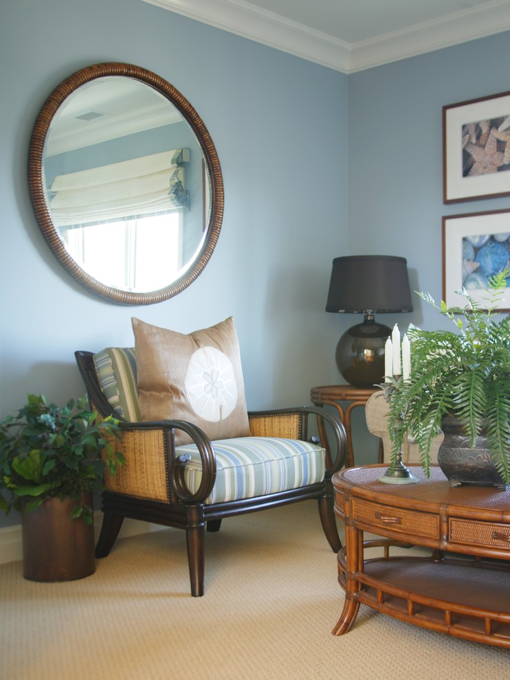 Стильный дизайн: большой кабинет в морском стиле с ковровым покрытием, бежевым полом и синими стенами - последний тренд