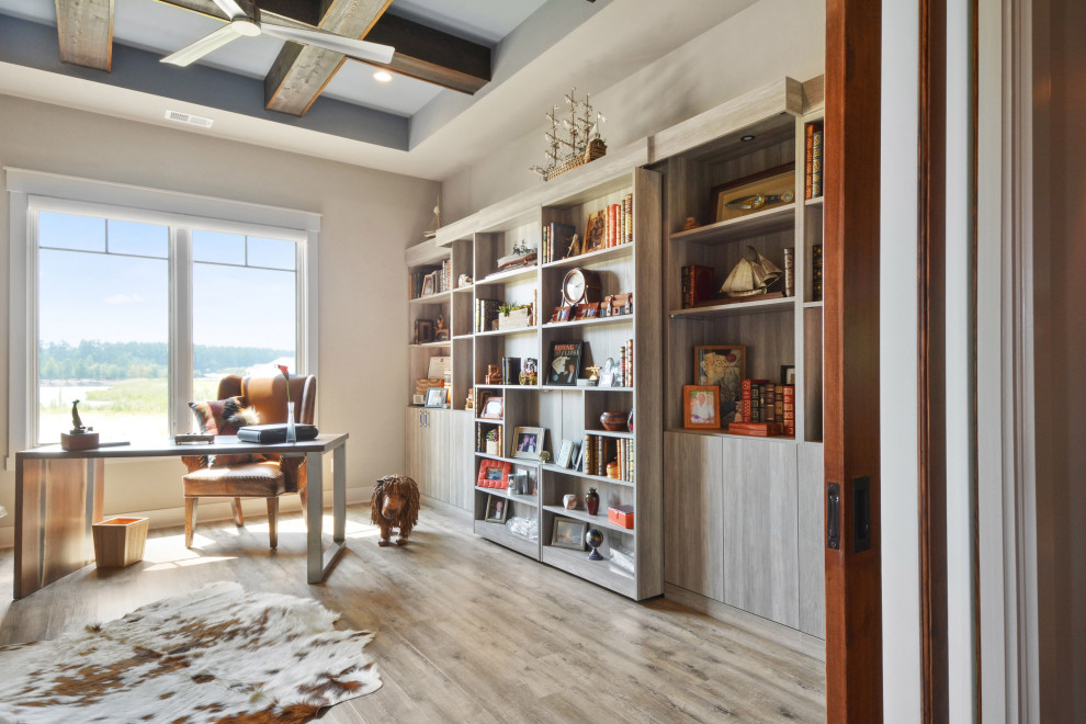 Maritimes Arbeitszimmer mit grauer Wandfarbe, braunem Holzboden, freistehendem Schreibtisch, braunem Boden, freigelegten Dachbalken und eingelassener Decke in Atlanta