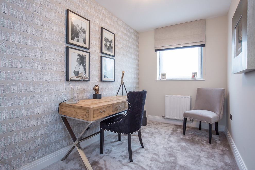 Idee per un piccolo ufficio chic con pareti grigie, moquette, scrivania autoportante e pavimento grigio