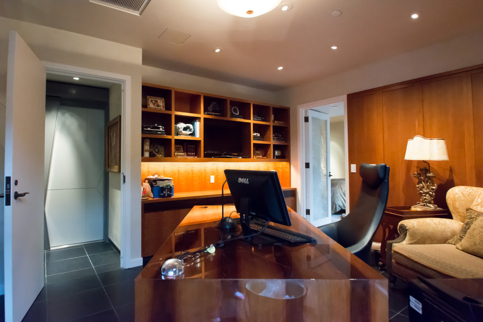 Idee per un ufficio chic di medie dimensioni con pareti marroni e scrivania autoportante