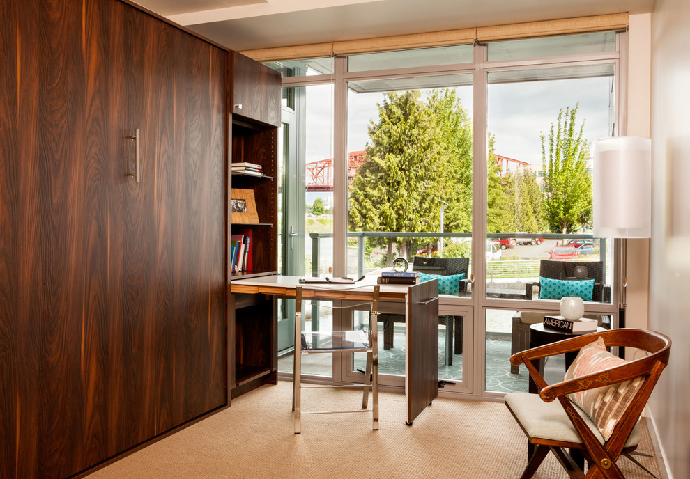 Пример оригинального дизайна: домашняя библиотека среднего размера в современном стиле с ковровым покрытием и встроенным рабочим столом