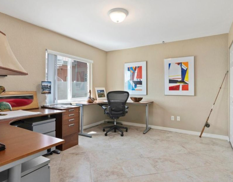 Ejemplo de despacho clásico renovado extra grande con paredes beige, suelo de baldosas de cerámica, escritorio independiente y suelo beige