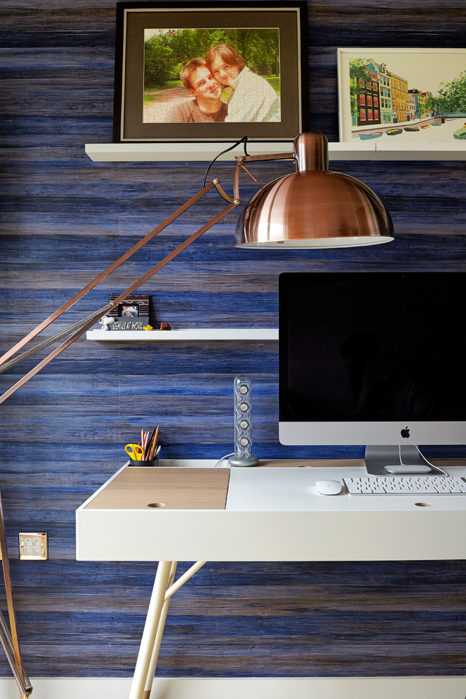 Foto di un piccolo ufficio minimalista con pareti blu, parquet scuro, nessun camino e scrivania autoportante