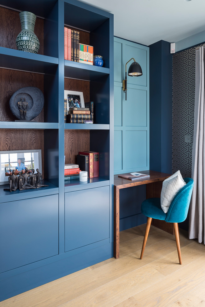 サセックスにある小さなトランジショナルスタイルのおしゃれな書斎 (青い壁、淡色無垢フローリング、自立型机、ベージュの床) の写真