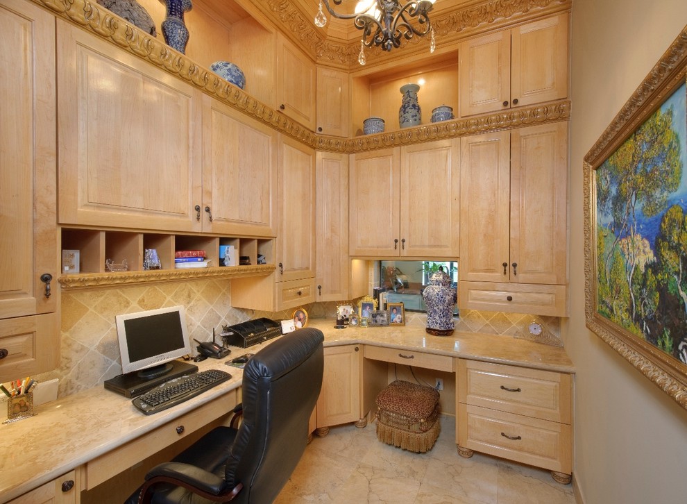 ヒューストンにあるトラディショナルスタイルのおしゃれなホームオフィス・書斎 (造り付け机) の写真