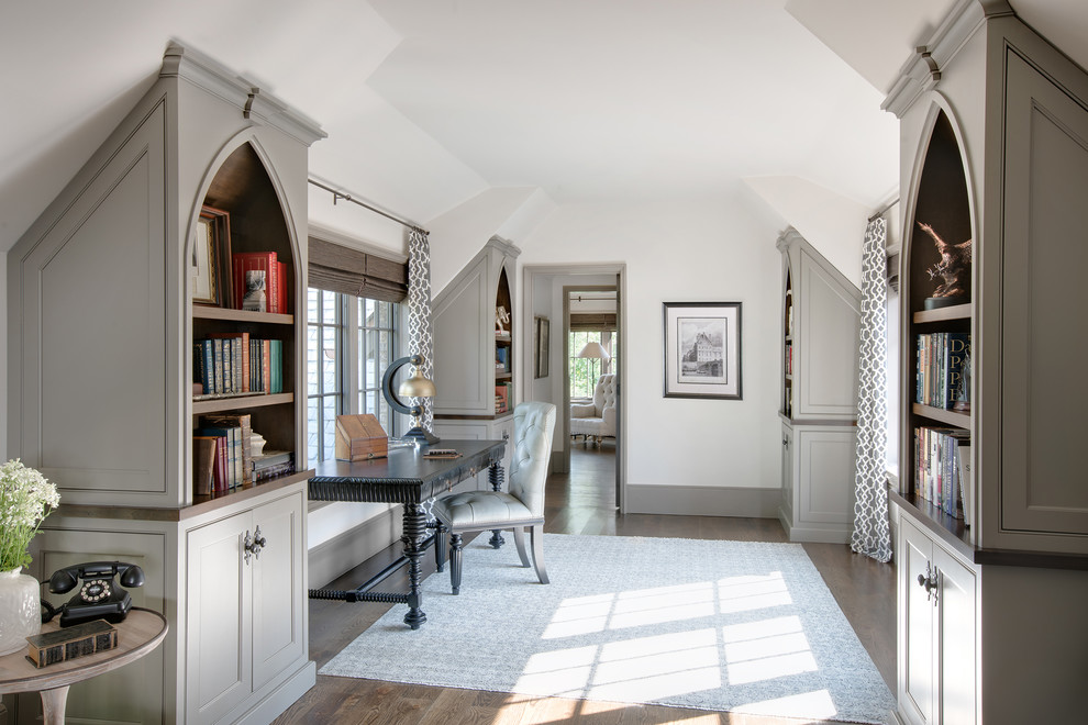 他の地域にあるトラディショナルスタイルのおしゃれなホームオフィス・書斎 (白い壁、無垢フローリング、自立型机、茶色い床) の写真