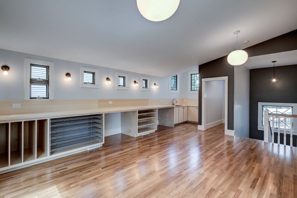 Idée de décoration pour un grand bureau design de type studio avec un mur gris, parquet clair et un bureau intégré.