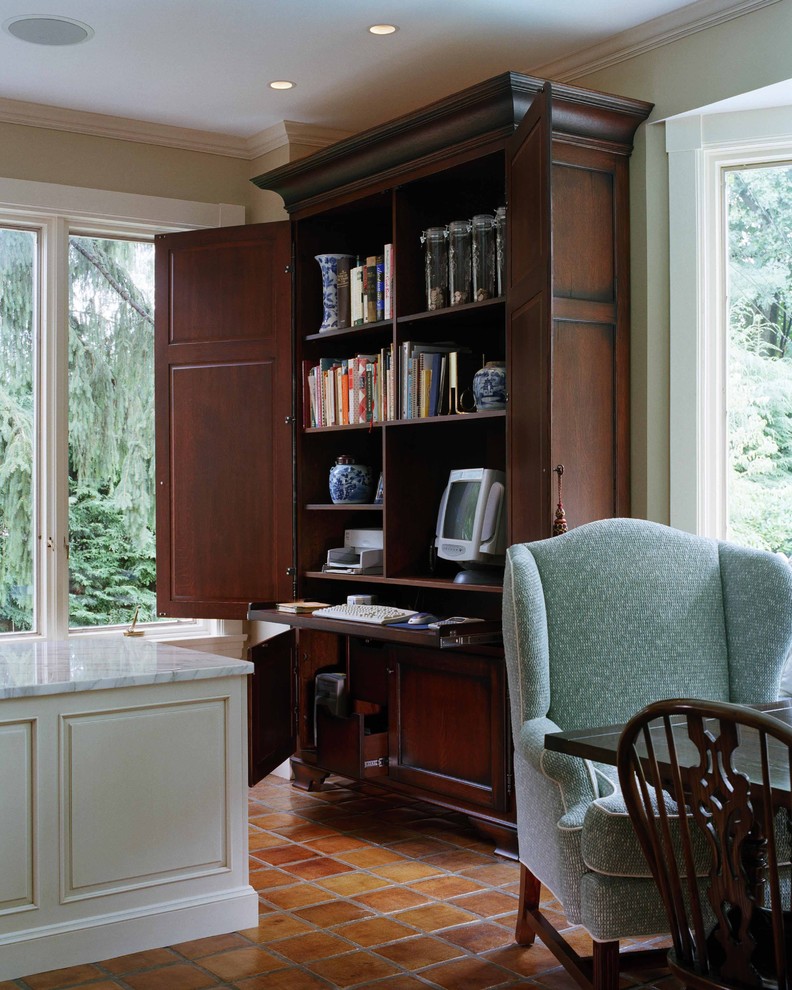 Ispirazione per uno studio tradizionale con pareti beige e scrivania incassata