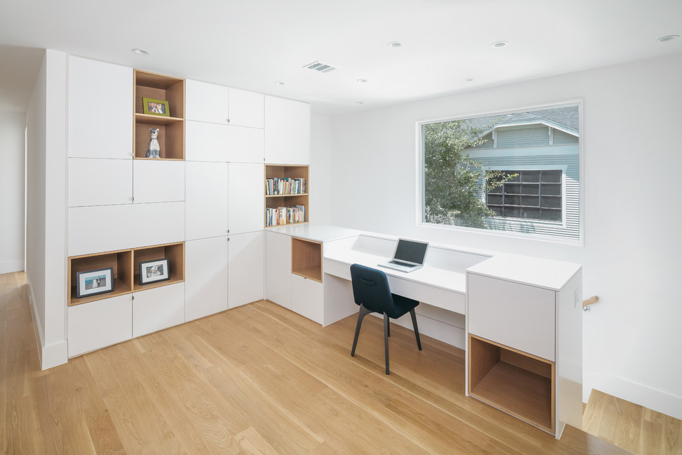 На фото: маленький кабинет в стиле модернизм с светлым паркетным полом и встроенным рабочим столом для на участке и в саду с