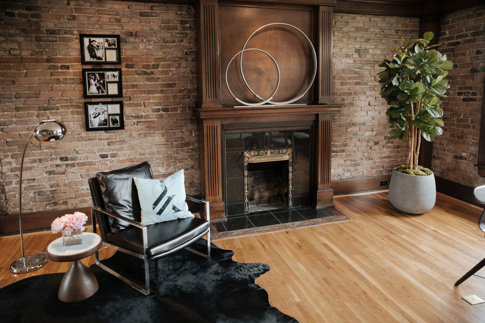 Inspiration pour un grand bureau bohème de type studio avec un sol en bois brun, une cheminée standard, un manteau de cheminée en pierre et un bureau indépendant.