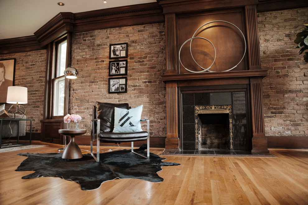 Cette image montre un grand bureau bohème de type studio avec un sol en bois brun, une cheminée standard, un manteau de cheminée en pierre et un bureau indépendant.