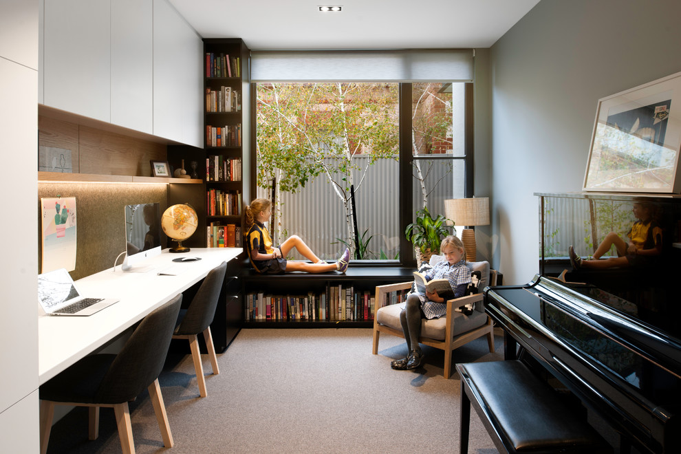 Modernes Arbeitszimmer mit grauer Wandfarbe, Teppichboden, Einbau-Schreibtisch und grauem Boden in Adelaide