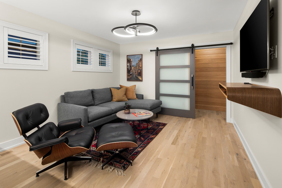 На фото: гостиная комната среднего размера в стиле модернизм с белыми стенами, светлым паркетным полом и коричневым полом
