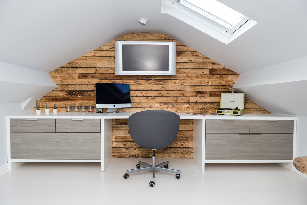 Imagen de despacho sin chimenea con paredes marrones, escritorio empotrado y suelo blanco