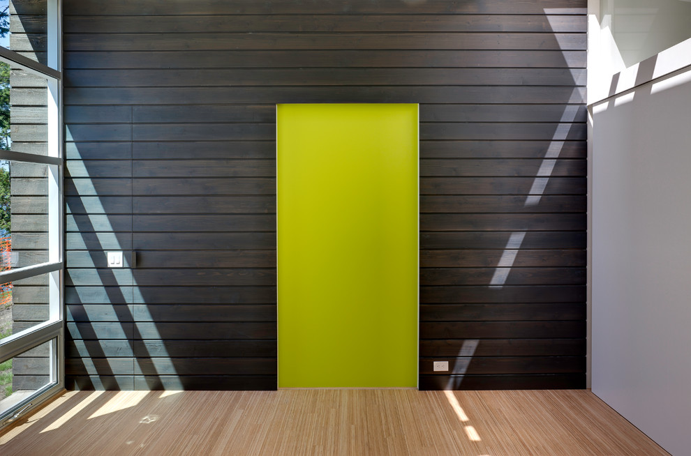 Modernes Arbeitszimmer mit Studio und brauner Wandfarbe in Seattle