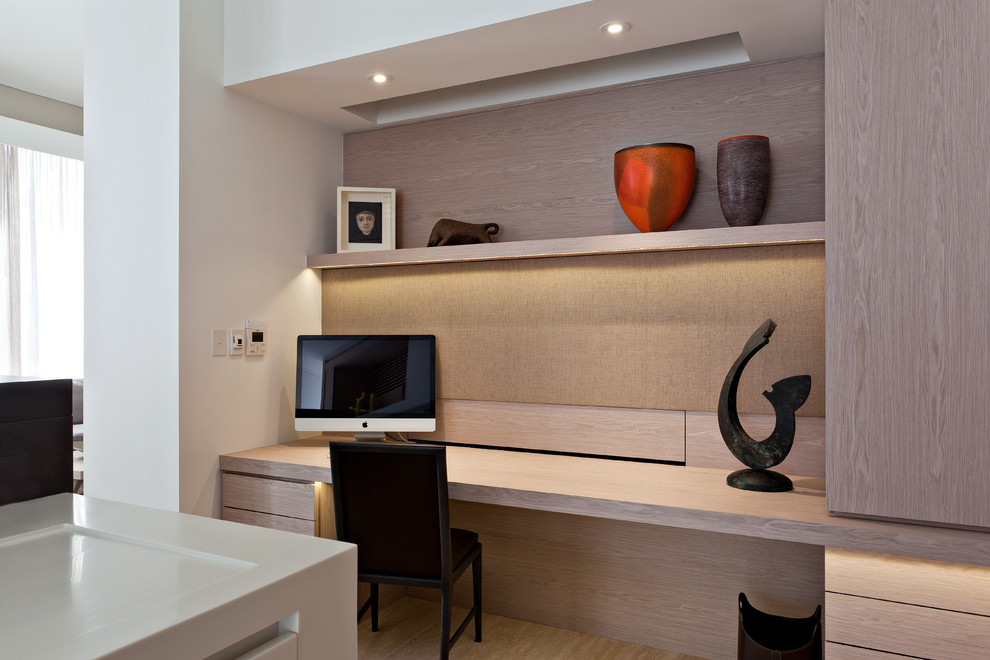 Diseño de despacho contemporáneo sin chimenea con escritorio empotrado