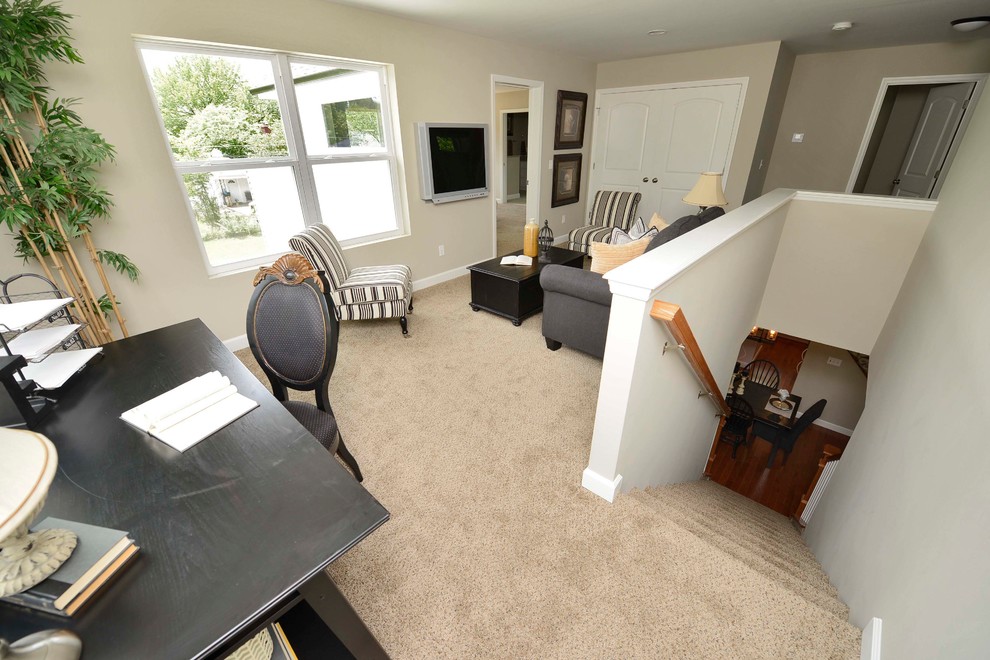 Cette image montre un bureau traditionnel avec un mur beige, moquette et un bureau indépendant.