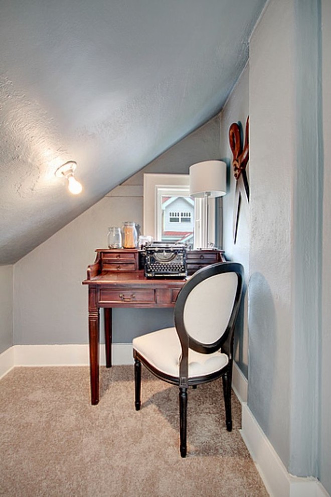 Idées déco pour un bureau classique avec un mur bleu, moquette et un bureau indépendant.