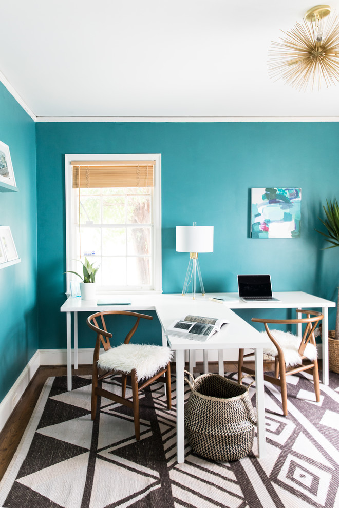 Esempio di un atelier design di medie dimensioni con pareti blu, scrivania autoportante, pavimento marrone, parquet scuro e nessun camino