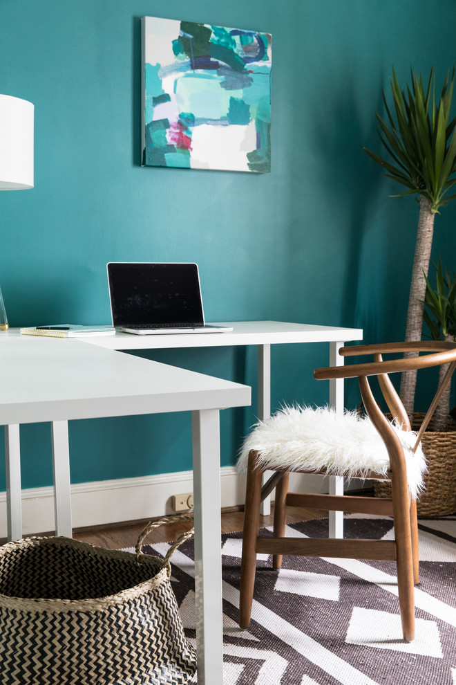 Exemple d'un bureau tendance de taille moyenne avec un mur bleu, un bureau indépendant, un sol marron, parquet foncé et aucune cheminée.