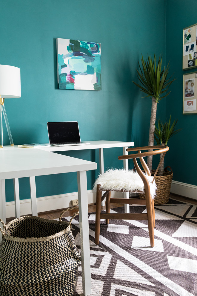 Mittelgroßes Modernes Arbeitszimmer ohne Kamin mit blauer Wandfarbe, freistehendem Schreibtisch, braunem Boden, Studio und dunklem Holzboden in Charlotte