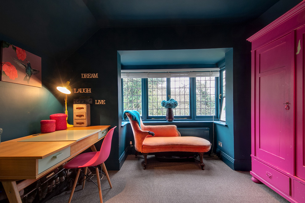 Imagen de despacho bohemio sin chimenea con paredes azules, moqueta, escritorio independiente y suelo gris