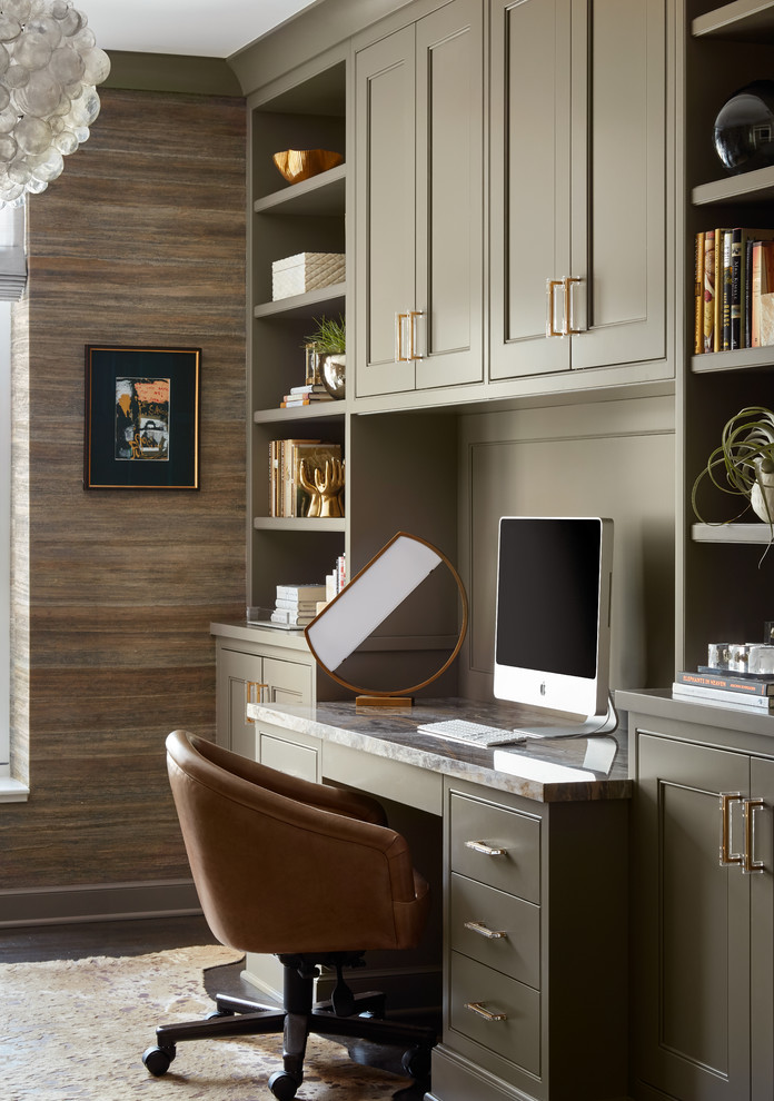 シカゴにある小さなトランジショナルスタイルのおしゃれなホームオフィス・書斎 (マルチカラーの壁、濃色無垢フローリング、暖炉なし、造り付け机、茶色い床) の写真