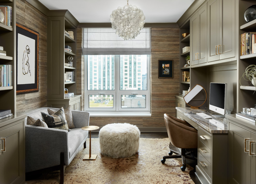 シカゴにある小さなトランジショナルスタイルのおしゃれなホームオフィス・書斎 (ライブラリー、濃色無垢フローリング、暖炉なし、造り付け机、茶色い床、茶色い壁) の写真