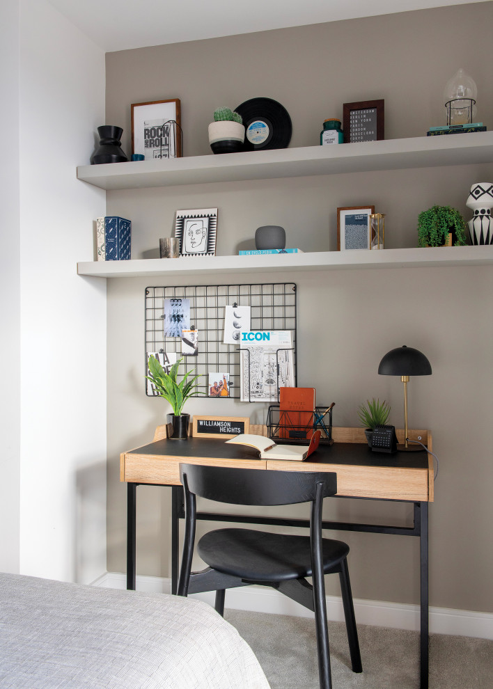 Kleines Modernes Arbeitszimmer mit Arbeitsplatz, weißer Wandfarbe, Teppichboden, freistehendem Schreibtisch und grauem Boden in London