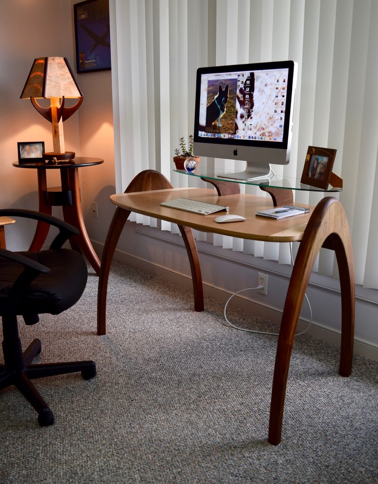 Foto de despacho actual de tamaño medio sin chimenea con paredes blancas, moqueta y escritorio independiente