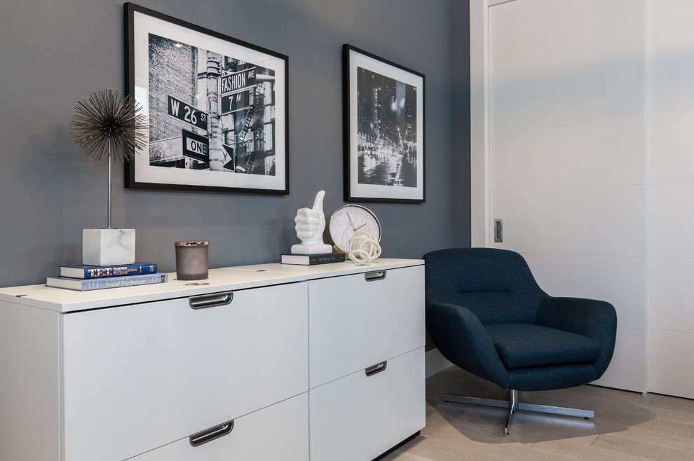 Exemple d'un grand bureau tendance avec un mur gris, parquet clair, un bureau intégré et un sol gris.