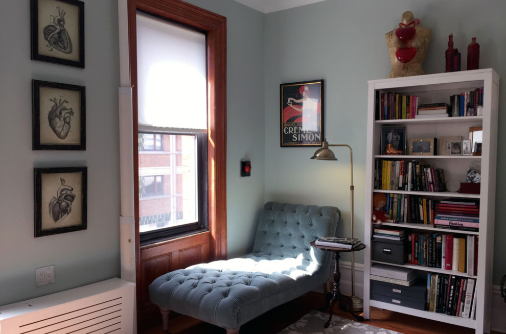 Cette photo montre un petit bureau éclectique avec une bibliothèque ou un coin lecture, un mur bleu, moquette et un sol gris.