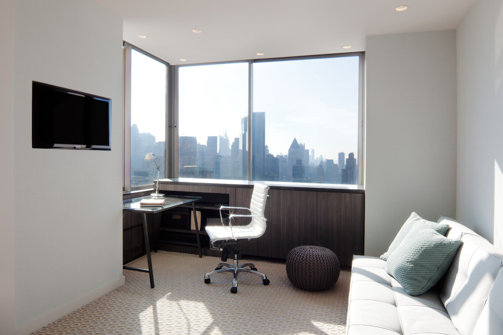 Imagen de despacho actual de tamaño medio con paredes azules, moqueta y escritorio independiente