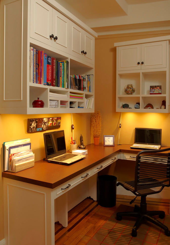 ニューヨークにあるトラディショナルスタイルのおしゃれなホームオフィス・書斎 (造り付け机) の写真