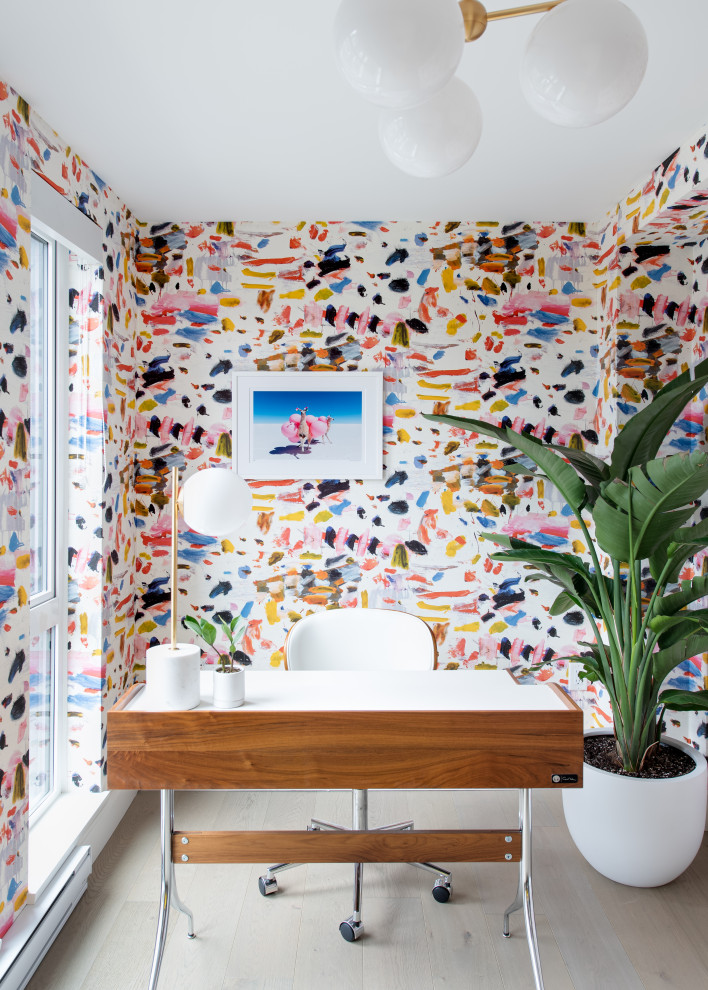 Foto di uno studio minimal con pareti multicolore, parquet chiaro, scrivania autoportante, pavimento beige e carta da parati