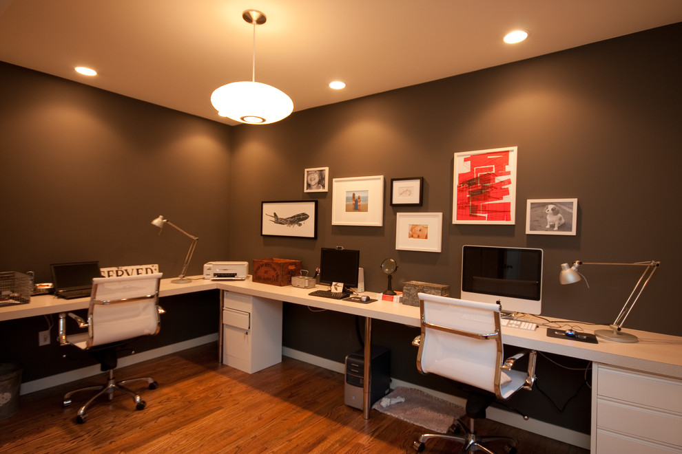 Foto de despacho moderno con paredes marrones