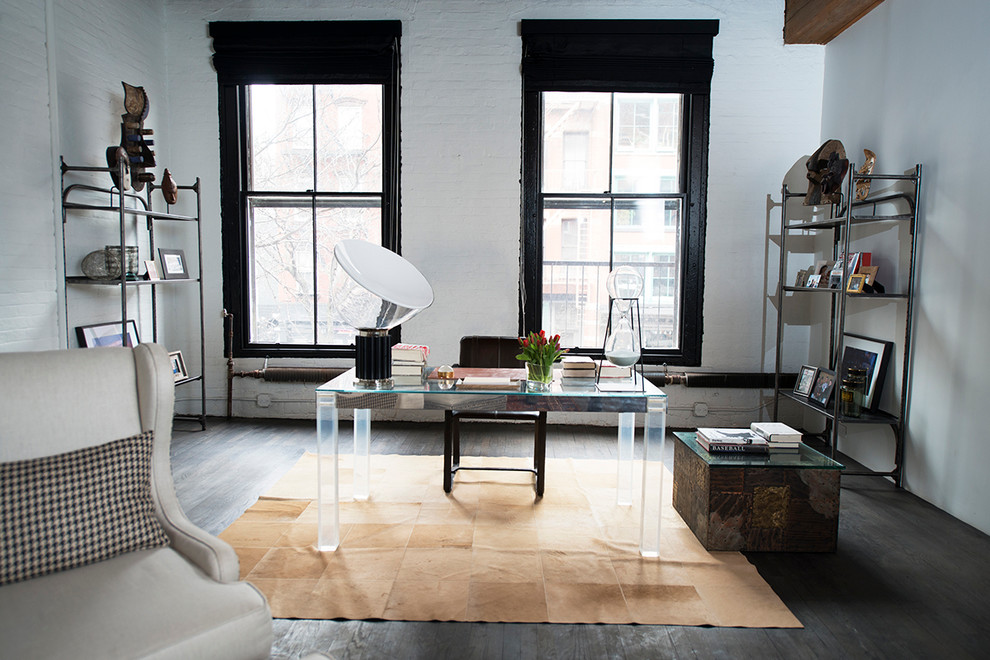 ニューヨークにあるインダストリアルスタイルのおしゃれな書斎 (白い壁、濃色無垢フローリング、自立型机) の写真