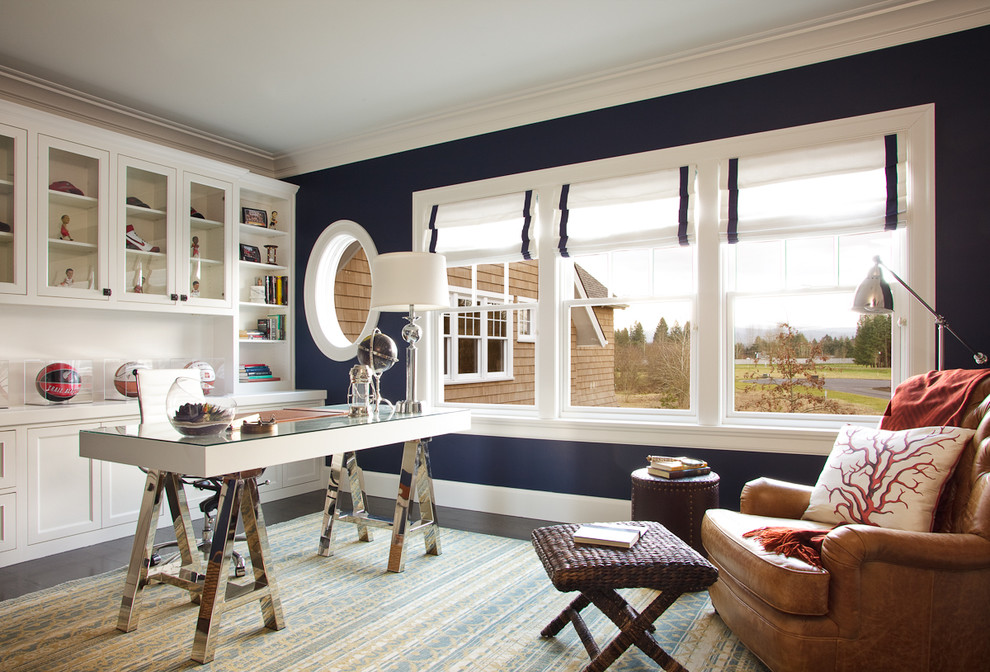 Idées déco pour un grand bureau bord de mer avec un mur bleu, parquet foncé, un bureau indépendant, une cheminée double-face et un manteau de cheminée en bois.