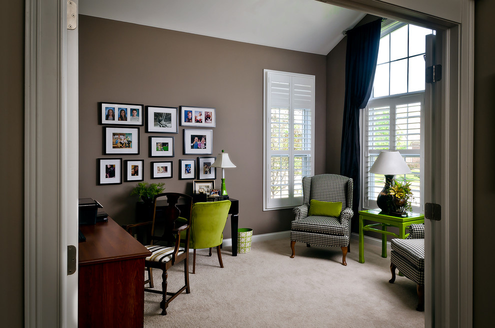 Elegant home office photo in Chicago with gray walls