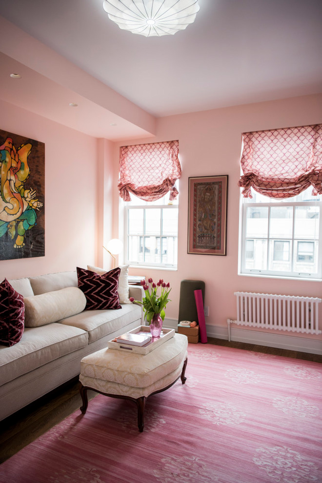 ニューヨークにあるお手頃価格の中くらいなシャビーシック調のおしゃれなホームオフィス・書斎 (ピンクの壁、カーペット敷き、ピンクの床、ライブラリー) の写真