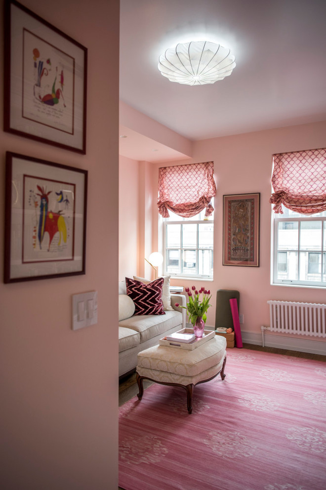 Esempio di un grande studio shabby-chic style con libreria, pareti rosa, pavimento in legno massello medio e pavimento marrone