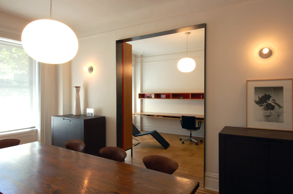 Идея дизайна: кабинет в современном стиле с белыми стенами