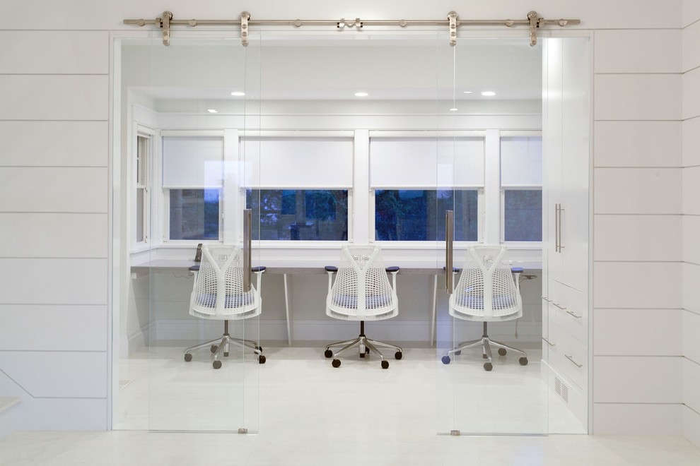 Bild på ett mellanstort maritimt arbetsrum, med vita väggar, vitt golv, skiffergolv och ett inbyggt skrivbord