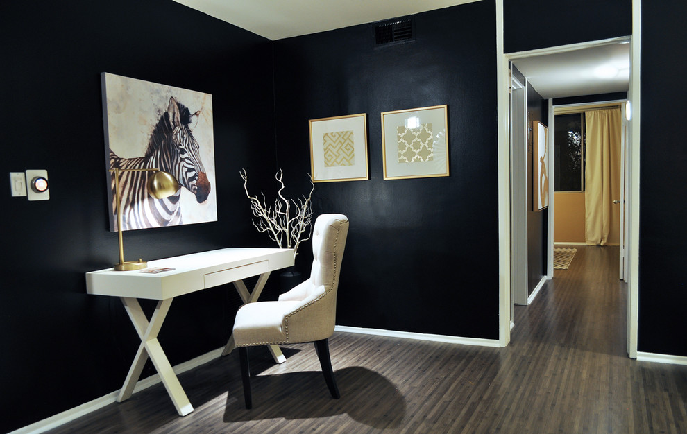 Diseño de despacho clásico renovado pequeño con paredes negras, suelo de madera oscura y escritorio independiente