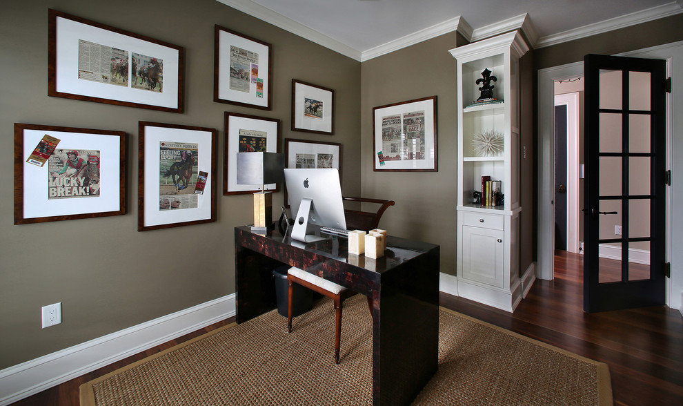 Exempel på ett exotiskt arbetsrum, med bruna väggar