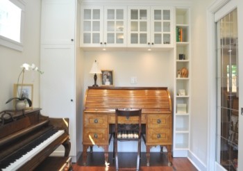 Design ideas for a traditional home office in Vancouver.