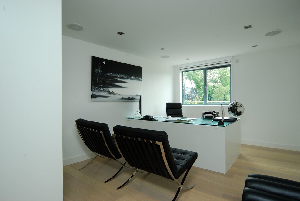 Modernes Arbeitszimmer mit weißer Wandfarbe, braunem Holzboden und freistehendem Schreibtisch in Berkshire