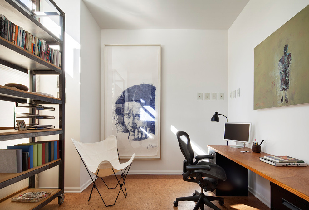 Inredning av ett modernt arbetsrum, med vita väggar och ett fristående skrivbord
