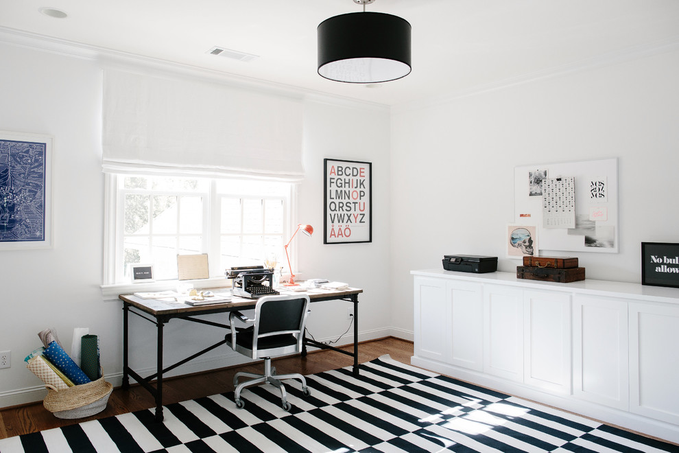 Mittelgroßes Modernes Arbeitszimmer mit Arbeitsplatz, weißer Wandfarbe, braunem Holzboden und freistehendem Schreibtisch in Nashville