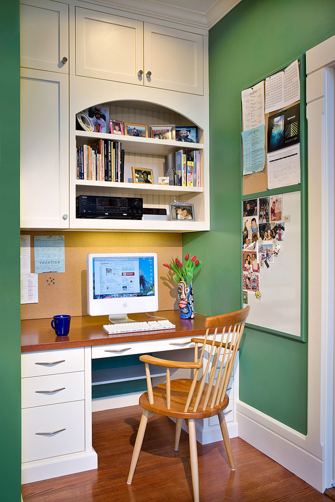 Foto di un piccolo ufficio chic con pareti verdi, pavimento in legno massello medio, nessun camino, scrivania incassata e pavimento marrone